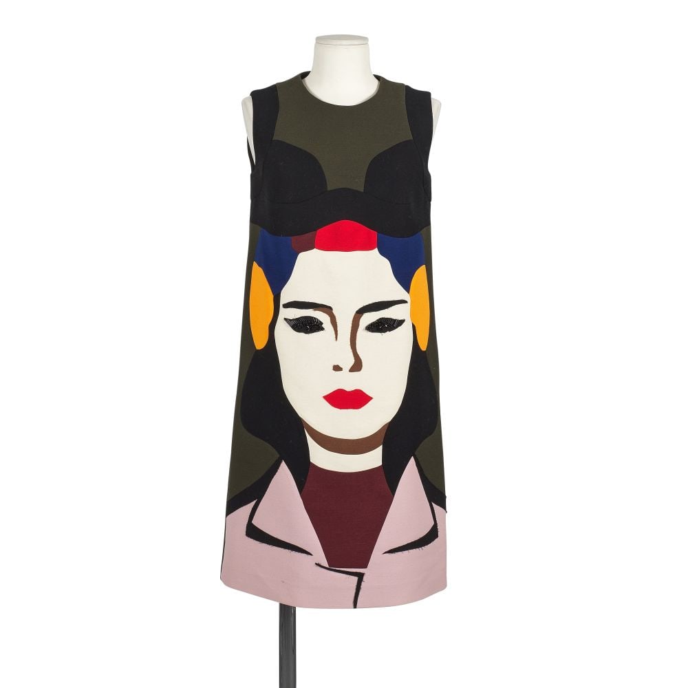 Prada, collection Prêt à Porter, Printemps/Eté 2014. Robe en laine imprimé e...: Prada, collection Prêt à Porter, Printemps/Eté 2014. Robe en laine imprimé et brodé à motif de visage. Directrice artistique: Miuccia Prada. Motif multicolore sur fond ve