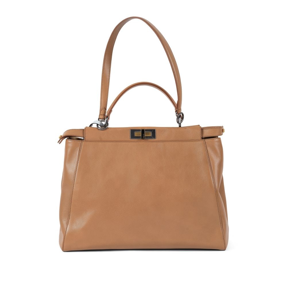 FENDI. Sac Peekaboo en veau caramel doublé de daim et de python lustré turquoise, nous...: FENDI. Sac Peekaboo en veau caramel doublé de daim et de python lustré turquoise, nous y joignons un bijoux de sac Mini Peekaboo. Directeur artistique: Kim Jones. Double compartiment à