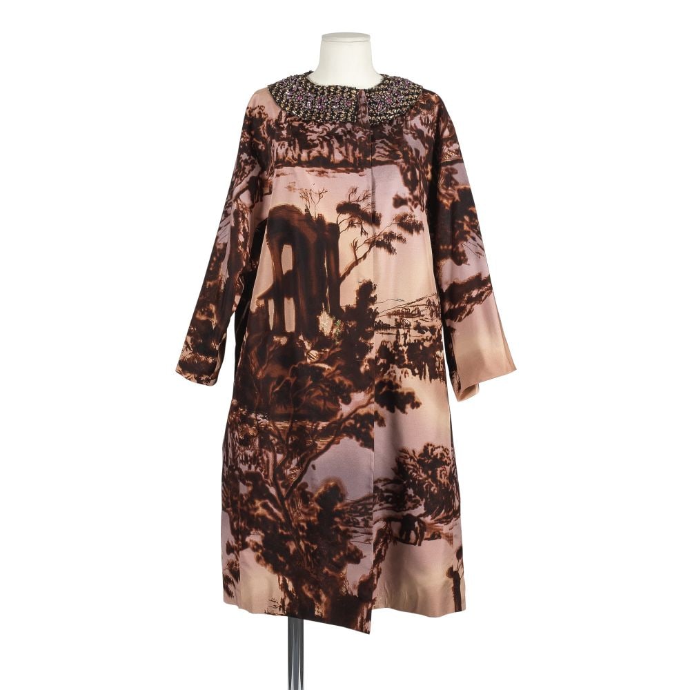 Prada, collection Prêt à Porter, Automne/Hiver 2004. Manteau et jupe en soie imprim...: Prada, collection Prêt à Porter, Automne/Hiver 2004. Manteau et jupe en soie imprimée à dominante rose. Directrice artistique: Miuccia Prada. Encolure rehaussée de tweed brod&