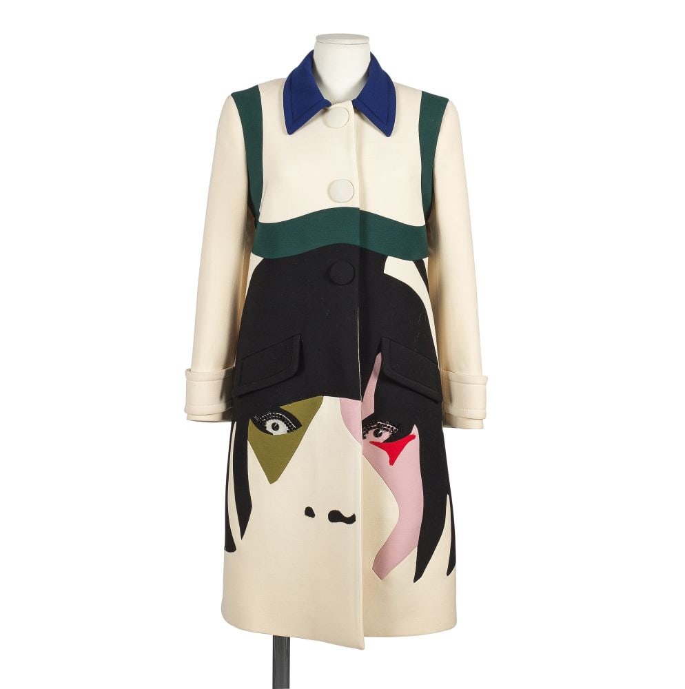 Prada, collection Prêt à Porter, Printemps/Eté 2014. Manteau en laine imprimé...: Prada, collection Prêt à Porter, Printemps/Eté 2014. Manteau en laine imprimé et brodé à motif de visage. Directrice artistique: Miuccia Prada. Motif multicolore sur fond
