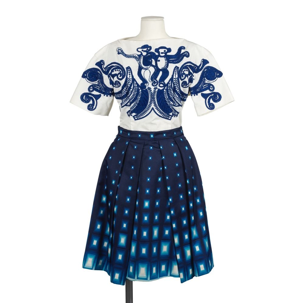 Prada, collection Prêt à Porter, Printemps/Eté 2011. Ensemble estival dans les to...: Prada, collection Prêt à Porter, Printemps/Eté 2011. Ensemble estival dans les tons bleus et blancs. Directrice artistique: Miuccia Prada. Composé d'un haut long à manches cou