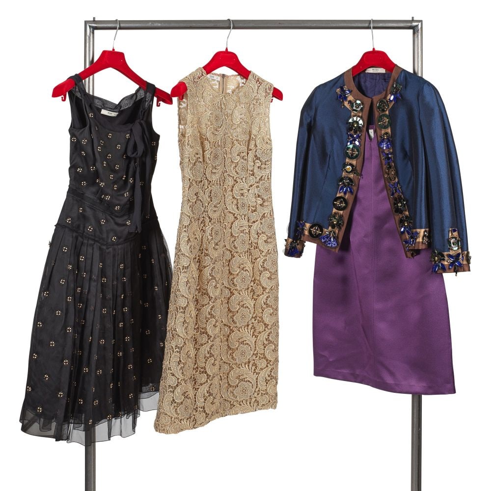 Prada, collection Prêt à Porter, Printemps/Eté 2006 et 2008. Lot de 3 pièces...: Prada, collection Prêt à Porter, Printemps/Eté 2006 et 2008. Lot de 3 pièces. Directrice artistique: Miuccia Prada. Ensemble en soie marine, violette, composé d'une veste cour