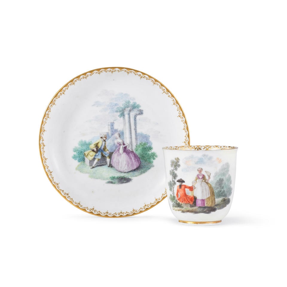 Tasse et sous-tasse en porcelaine de Capodimonte, circa 1750 A Capodimonte cup and saucer, circa...: Tasse et sous-tasse en porcelaine de Capodimonte, circa 1750 A Capodimonte cup and saucer, circa 1750 Painted by Giuseppe Caselli, each with a landscape vignette depicting a lady and gentleman, gilt s