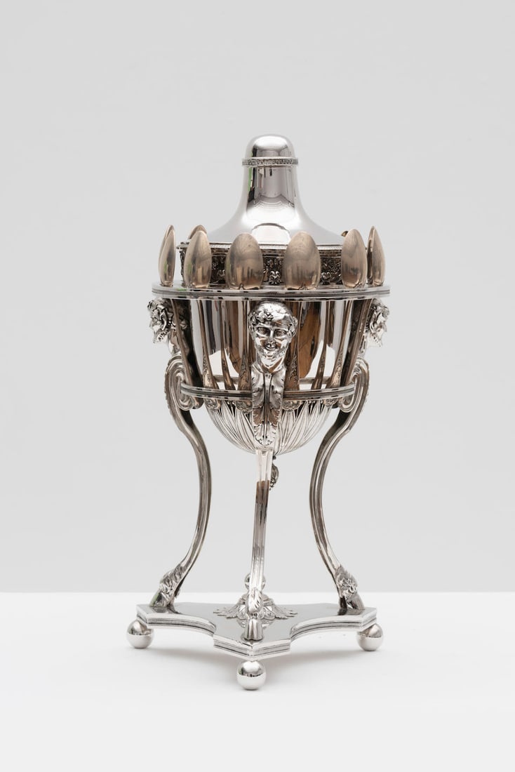 Sucrier couvert en argent, maître-orfèvre Jean-Baptiste Claude Odiot, 1798-1809: Sucrier couvert en argent, maître-orfèvre Jean-Baptiste Claude Odiot, 1798-1809 A décor de têtes de faunes Poinçon premier coq On joint douze cuillères en métal arge