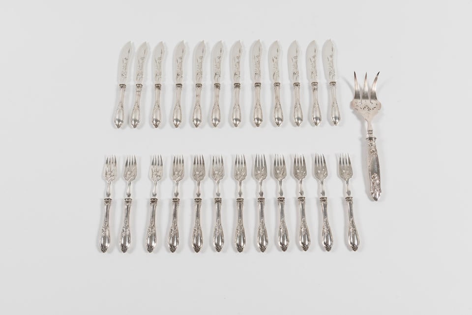 Service à poissons en argent Alphonse Debain, poinçon du maître-orfèvre et t...: Service à poissons en argent Alphonse Debain, poinçon du maître-orfèvre et tête de Minerve Décor Art Nouveau Comprenant douze fourchettes, douze couteaux et une fourchet