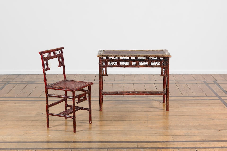 Dans le goût du Brighton Pavilion, ensemble composé d'une console et d'une chaise en ...: Dans le goût du Brighton Pavilion, ensemble composé d'une console et d'une chaise en bambou polychromé In de stijl van het Brighton Pavilion, een set bestaande uit een console en een st