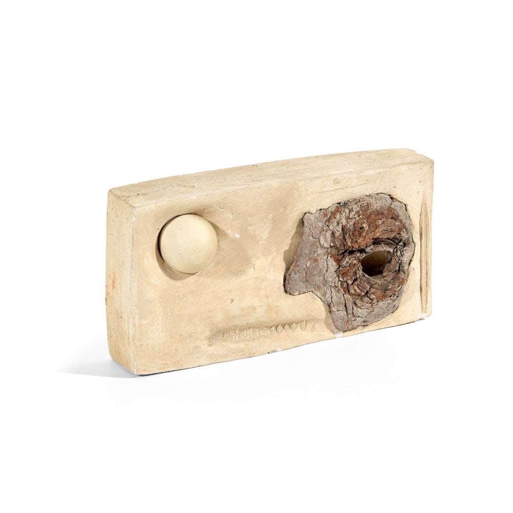 GIÒ POMODORO (1930-2002) L'albero e la pallina: GIÒ POMODORO (1930-2002) L'albero e la pallina Signé, titré et inscrit au verso 'L'albero e la pallina/ Gio' Pomodoro/Per C. Zavattini/C|U ' Technique mixte sur plâtre Pièce u