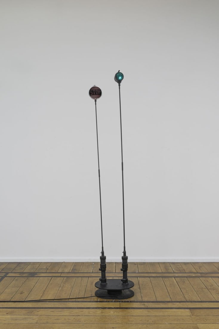 VASSILAKIS TAKIS (1925-2019) Double signal: VASSILAKIS TAKIS (1925-2019) Double signal 1976 Signé à la base Acier, doubles signaux lumineux et système électrique Getekend op de basis Staal, dubbele lichtsignalen en elektrisc