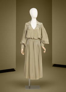Chloé, collection Prêt-à-Porter, circa 1978. Ensemble en soie vert amande. Direct...: Chlo&#233;, collection Pr&#234;t-&#224;-Porter, circa 1978. Ensemble en soie vert amande. Directeur artistique : Karl Lagerfeld Chemisier col plongeant, smocks sur les &#233;paules, taille fronc&#233;