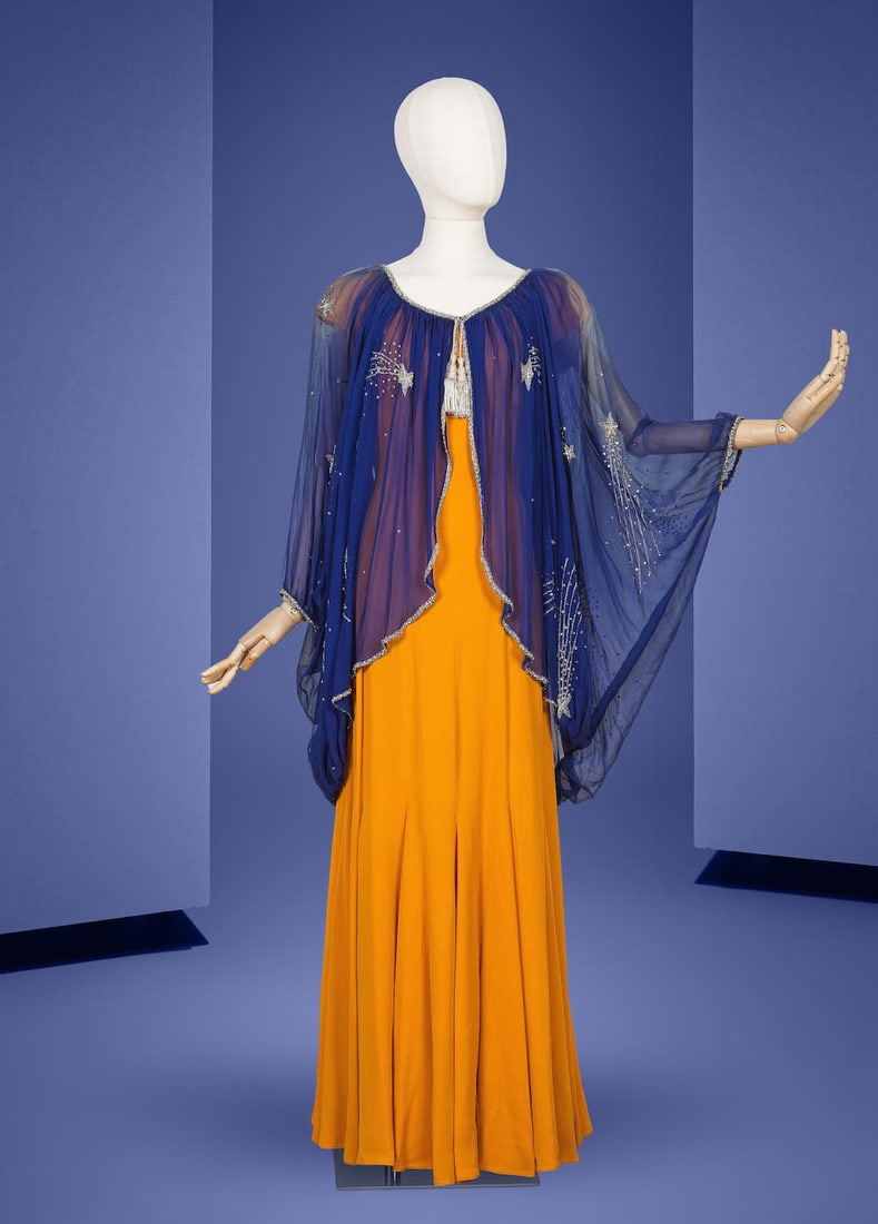 Chloé, collection Prêt-à-Porter, circa 1978. Ensemble du soir robe et cape. Direc...: Chloé, collection Prêt-à-Porter, circa 1978. Ensemble du soir robe et cape. Directeur artistique: Karl Lagerfeld Robe du soir en crêpe soleil à épaules tombantes, dé