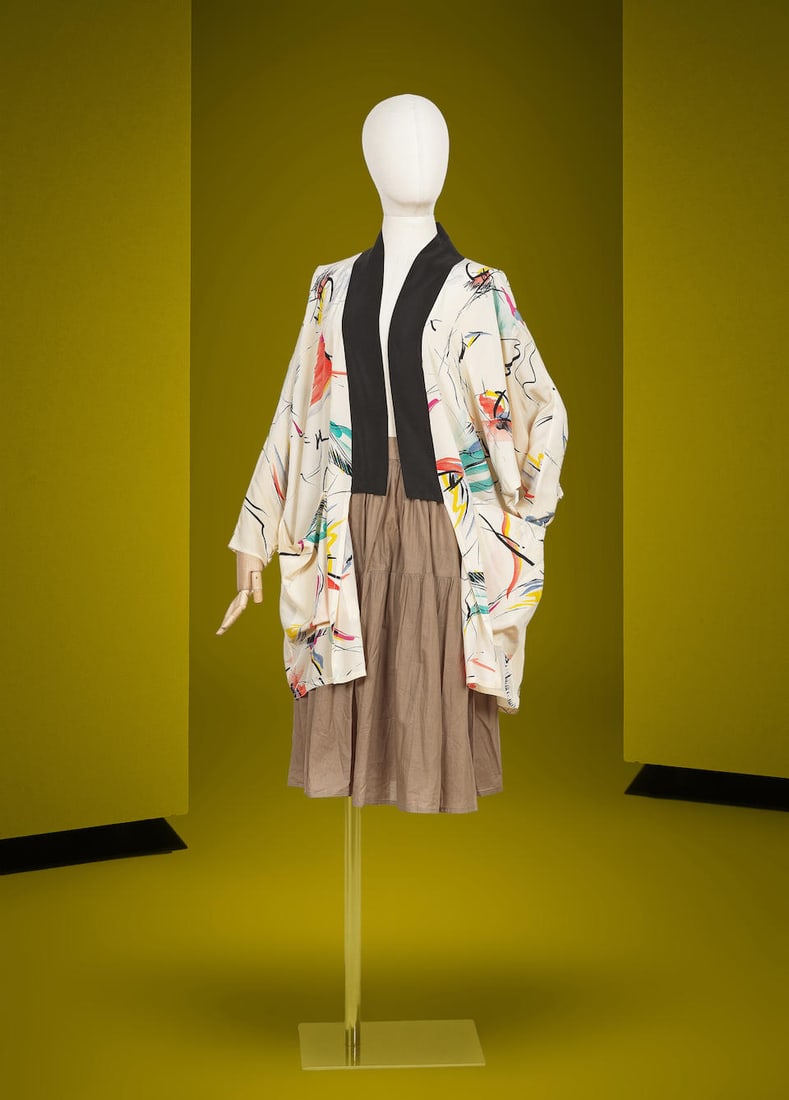 Chloé, collection Prêt-à-Porter, circa 1978/1980. Veste kimono et jupe en coton b...: Chloé, collection Prêt-à-Porter, circa 1978/1980. Veste kimono et jupe en coton beige Directeur artistique : Karl Lagerfeld En soie écrue à motifs graphiques multicolores, col