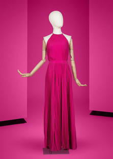 Chloé, collection Prêt-à-Porter, circa 1978/1980. Ensemble du soir en soie fuchsi...: Chlo&#233;, collection Pr&#234;t-&#224;-Porter, circa 1978/1980. Ensemble du soir en soie fuchsia. Directeur artistique: Karl Lagerfeld A pliss&#233; permanent, haut &#224; encolure am&#233;ricaine su