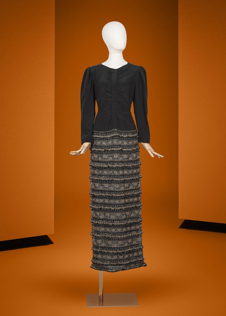 Chloé, collection Prêt-à-Porter, circa 1975-1978. Robe du soir longue en crê...: Chloé, collection Prêt-à-Porter, circa 1975-1978. Robe du soir longue en crêpe noir, jupe rebrodée Directeur artistique : Karl Lagerfeld Faux deux pièces, col rond, manch