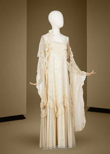 Chloé, collection Prêt-à-Porter, Printemps-Eté 1978. Robe de Garden party en...: Chlo&#233;, collection Pr&#234;t-&#224;-Porter, Printemps-Et&#233; 1978. Robe de Garden party en soie et dentelle ivoire. Directeur artistique: Karl Lagerfeld - Collection 'Garden' 'Gard&#233;nia' 'Ga