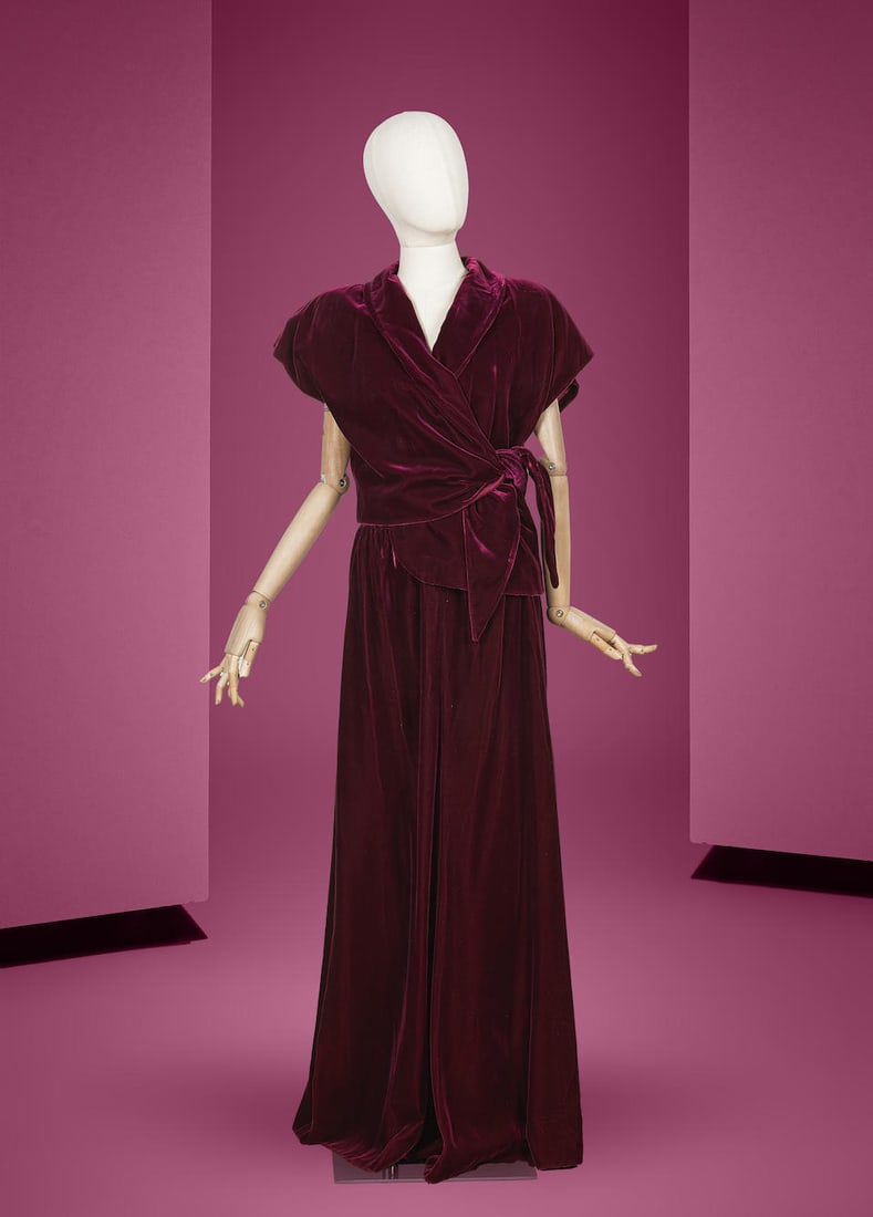 Chloé, collection Prêt-à-Porter, circa 1980. Ensemble du soir en velours aubergin...: Chloé, collection Prêt-à-Porter, circa 1980. Ensemble du soir en velours aubergine. Directeur artistique: Karl Lagerfeld Haut cache coeur, encolure châle, emmanchures tombantes, ju