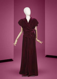 Chloé, collection Prêt-à-Porter, circa 1980. Ensemble du soir en velours aubergin...: Chlo&#233;, collection Pr&#234;t-&#224;-Porter, circa 1980. Ensemble du soir en velours aubergine. Directeur artistique: Karl Lagerfeld Haut cache coeur, encolure ch&#226;le, emmanchures tombantes, ju