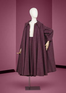 Chloé, collection Prêt-à-Porter, circa 1975. Manteau-cape cocher et jupe en loden...: Chlo&#233;, collection Pr&#234;t-&#224;-Porter, circa 1975. Manteau-cape cocher et jupe en loden violine. Directeur artistique: Karl Lagerfeld Effet de petit blouson recouvert de panneaux retenus par