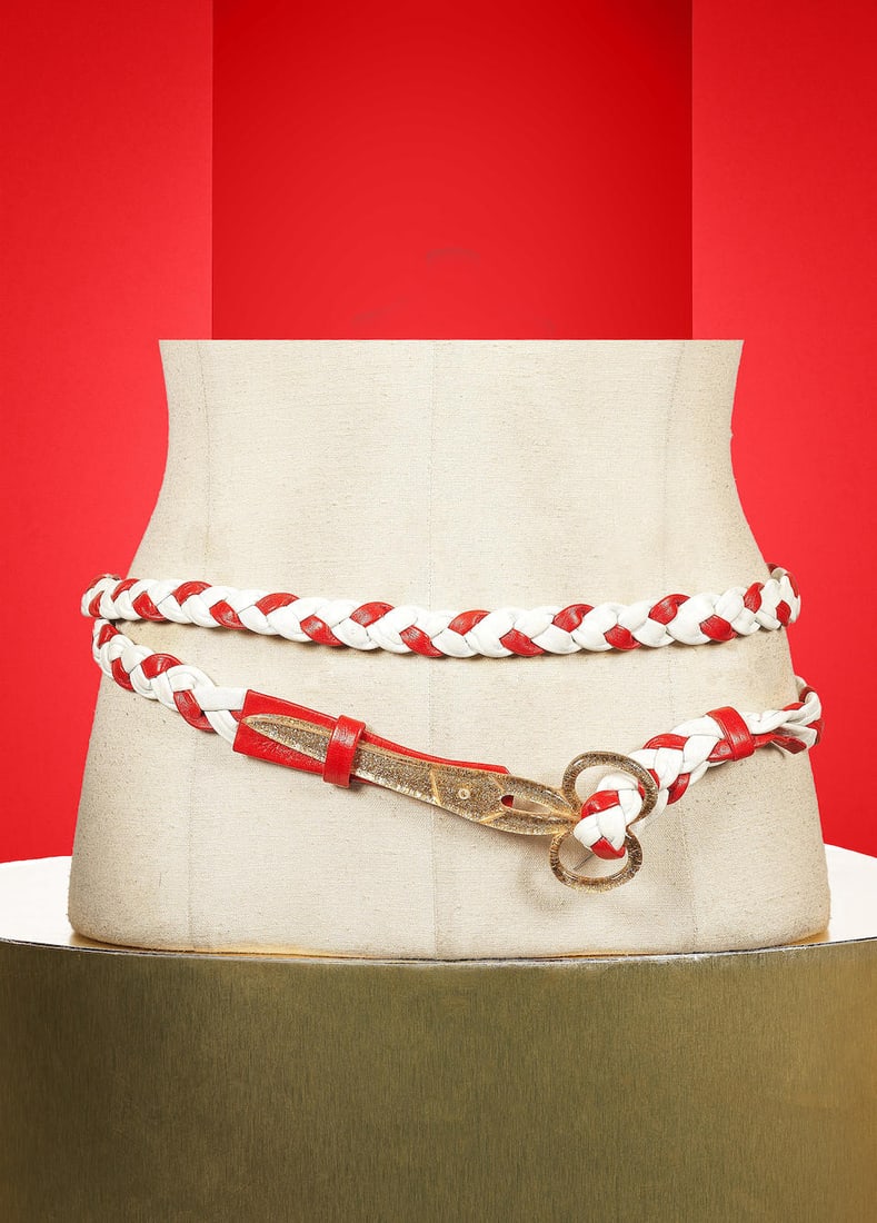 Chloé, collection Prêt-à-Porter, Printemps-Eté 1984. Ceinture ciseaux Direct...: Chloé, collection Prêt-à-Porter, Printemps-Eté 1984. Ceinture ciseaux Directeur artistique : Karl Lagerfeld - Collection 'Ciseaux' 'Cache-cache' 'Candeur' et 'Caractère' En la