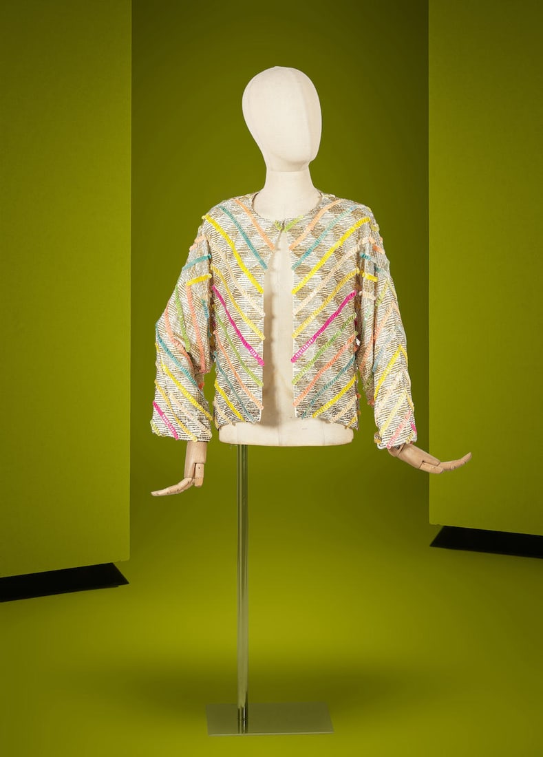 Chloé, collection Prêt-à-Porter, Printemps-Eté 1984. Veste en toile blanche ...: Chloé, collection Prêt-à-Porter, Printemps-Eté 1984. Veste en toile blanche rebrodée. Directeur artistique: Karl Lagerfeld - Collection 'Ciseaux' 'Cache-cache' 'Candeur' et 'C