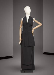 Chloé, collection Prêt-à-Porter, circa 1990. Ensemble du soir en crêpe noir: Chlo&#233;, collection Pr&#234;t-&#224;-Porter, circa 1990. Ensemble du soir en cr&#234;pe noir Jupe longue compos&#233;e de pans superpos&#233;s, taille &#233;lastique, tunique longue sans manches, d