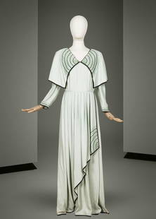 Chloé, collection Prêt-à-Porter, circa 1982-1983. Robe du soir en soie vert d'eau...: Chlo&#233;, collection Pr&#234;t-&#224;-Porter, circa 1982-1983. Robe du soir en soie vert d'eau rebrod&#233;e. Directeur artistique : Karl Lagerfeld En cr&#234;pe, manches longues, grand col ch&#226;