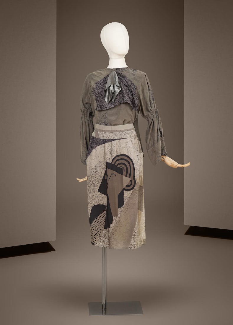Chloé, collection Prêt-à-Porter, Automne-Hiver 1983. Ensemble de jour en soie gri...: Chloé, collection Prêt-à-Porter, Automne-Hiver 1983. Ensemble de jour en soie grise. Directeur artistique: Karl Lagerfeld - Collection 'Bain' 'Brio' 'Bagage' 'Badge' Blouse encolure ron