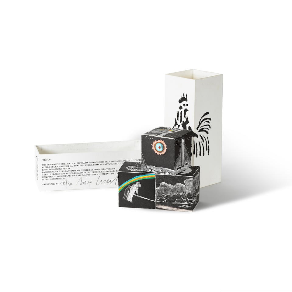 ENZO CUCCHI (NE EN 1949) Prisca, 2012 Trois cubes en lithographie présentés dans un em...: ENZO CUCCHI (NE EN 1949) Prisca, 2012 Trois cubes en lithographie présentés dans un emboîtage en carton ajouré et lithographié Multiple signé et numéroté 18/30