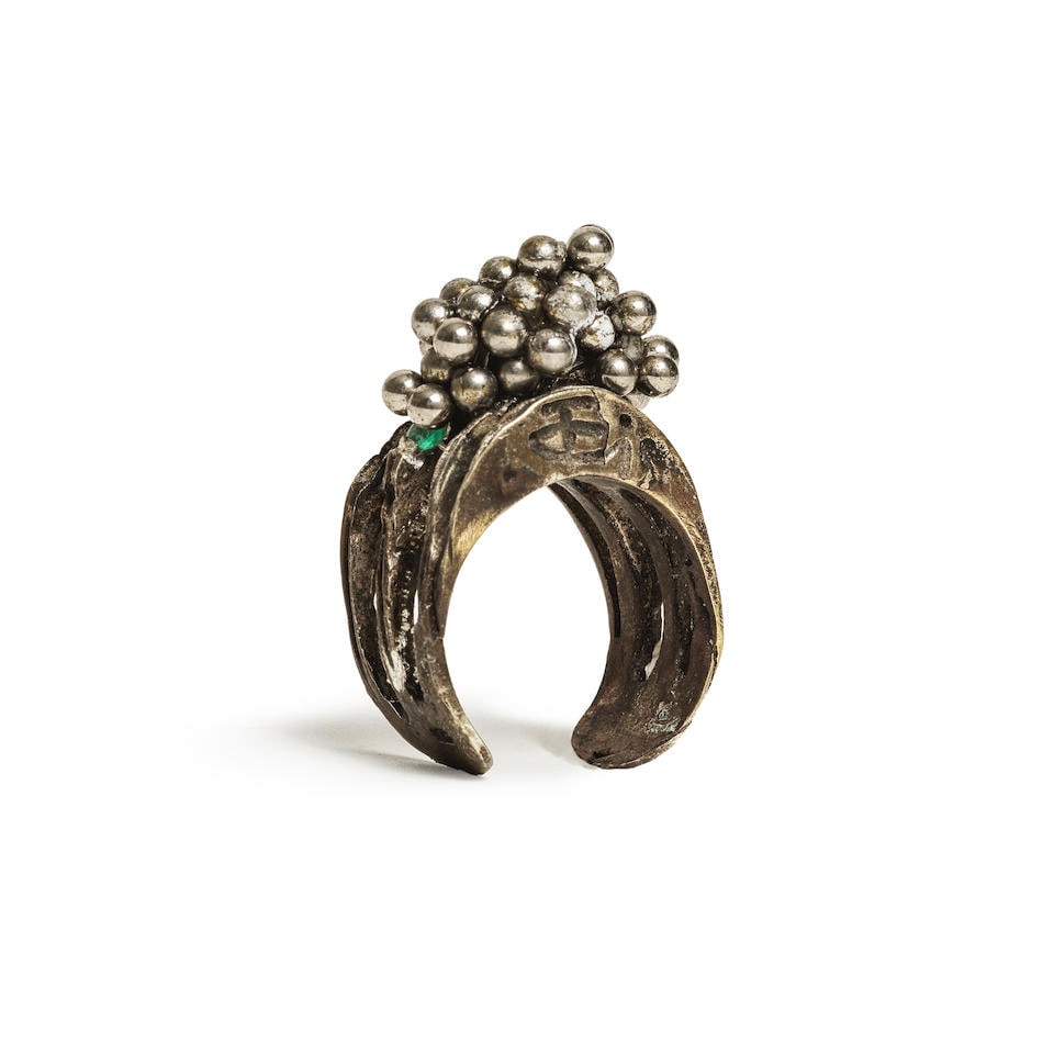 VASSILAKIS TAKIS (1925-2019) Good luck charm, 1999 Bague en argent (800°/00), émeraude...: VASSILAKIS TAKIS (1925-2019) Good luck charm, 1999 Bague en argent (800°/00), émeraudes et billes aimantées Signé et inscrit «7» en creux Réalisée par Spiral pe