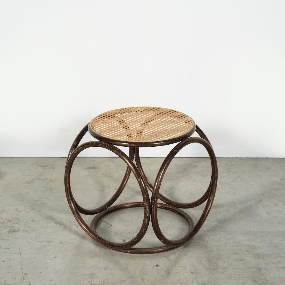 ATTRIBUÉ À MICHAEL THONET Ottoman: ATTRIBUÉ À MICHAEL THONET Ottoman Hêtre teinté et canage H: 38,5 cm. (15.1/8 in.); L: 40,5 cm. (16 in.); P: 40,5 cm. (16 in.) A stool in stained beech and cane attributed to Michae