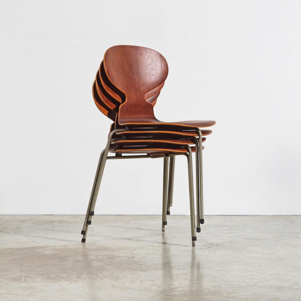 ARNE JACOBSEN (1902-1971) Ensemble de quatre chaises 3100, dites Fourmi: ARNE JACOBSEN (1902-1971) Ensemble de quatre chaises 3100, dites Fourmi Création en 1952 Édition Fritz Hansen Estampilles de l'éditeur Teck, aluminium et caoutchouc Chacune : 76 cm. (30