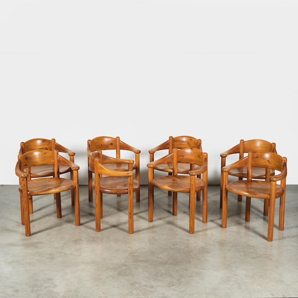 RAINER DAUMILLER (1939) Ensemble de huit chaises: RAINER DAUMILLER (1939) Ensemble de huit chaises Création en 1977 Édition Hirtshals Savvaerk Pin Chacune : H: 74 cm. (29.1/8 in.); L: 62 cm. (24.3/8 in.); P: 49 cm. (19.1/4 in.) A set of eig