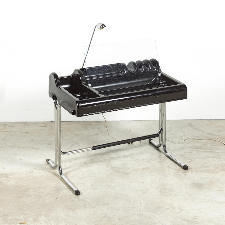 VITTORIO PARIGI (1937) & NANI PRINA (1938) Bureau Orix: VITTORIO PARIGI (1937) & NANI PRINA (1938) Bureau Orix Création circa 1970 Édition Molteni & Co Marque partielle de l'éditeur Plastique, métal chromé, verre, caoutchouc et m&#