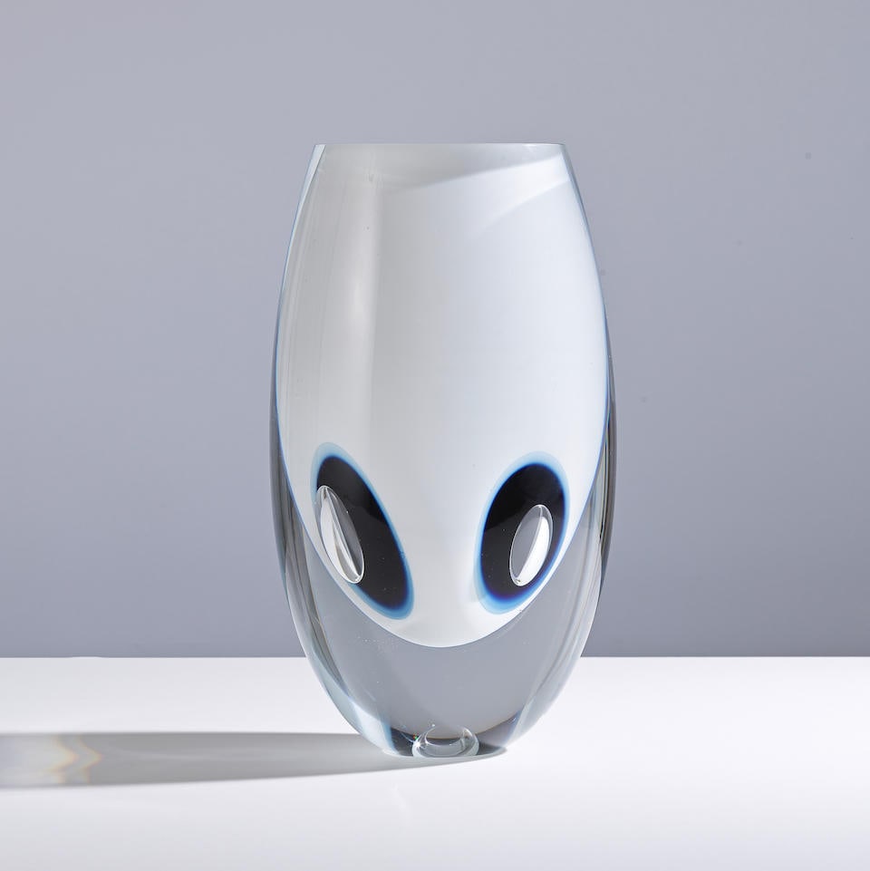 TIMO SARPANEVA (1926-2006) Vase de la série Claritas: TIMO SARPANEVA (1926-2006) Vase de la série Claritas 1985 Édition Iittala Incisé 'TIMO SARPANEVA IITTALA 1985 c 170' Verre multicouche soufflé moulé, taillé et poli H: 28