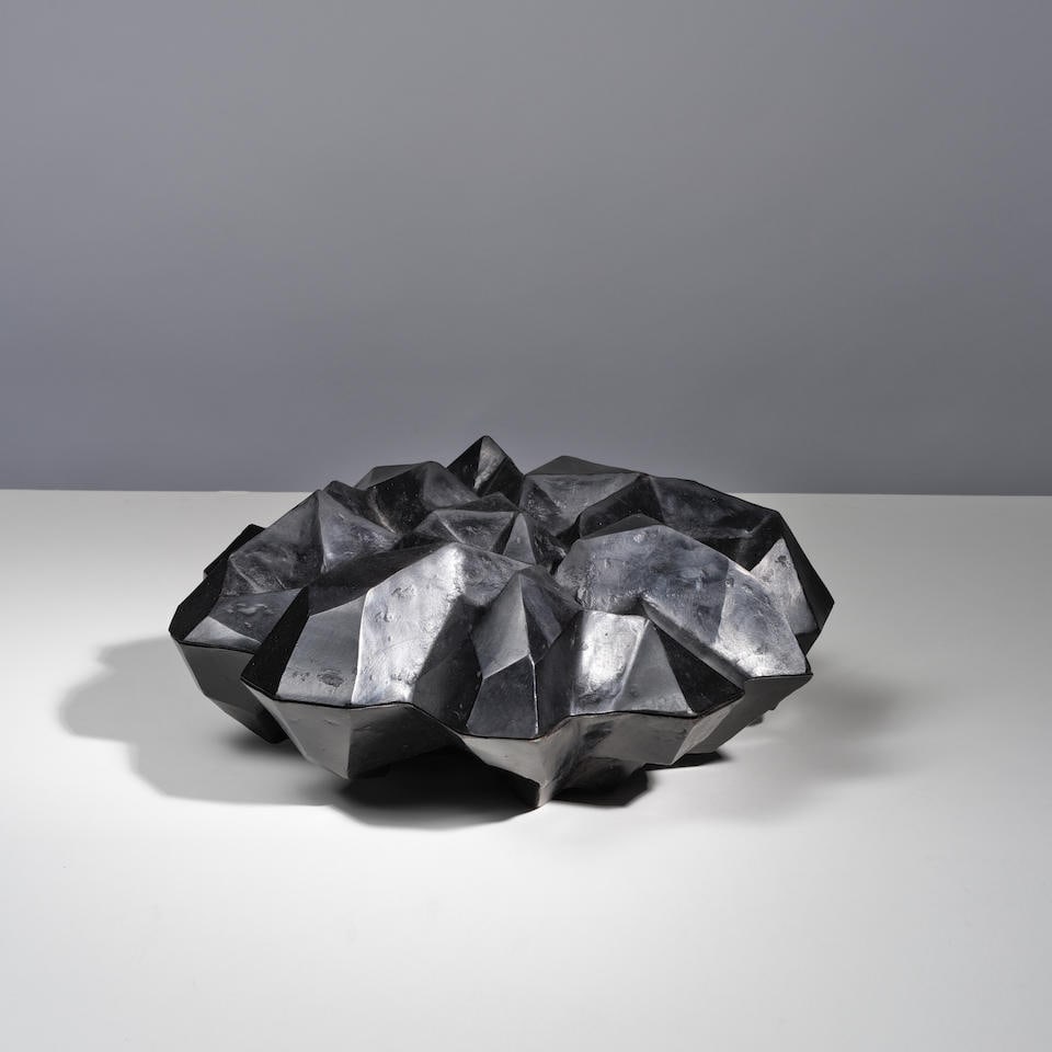 STUDIO JOB (1998) Boîte Rock: STUDIO JOB (1998) Boîte Rock 2002 Edition à 25 exemplaires Bronze patiné H: 14,5 cm. (55.3/4 in.); D: 36 cm. (14.1/8 in.) A 'Rock' box in patinated bronze by Studio Job in 2002 from an