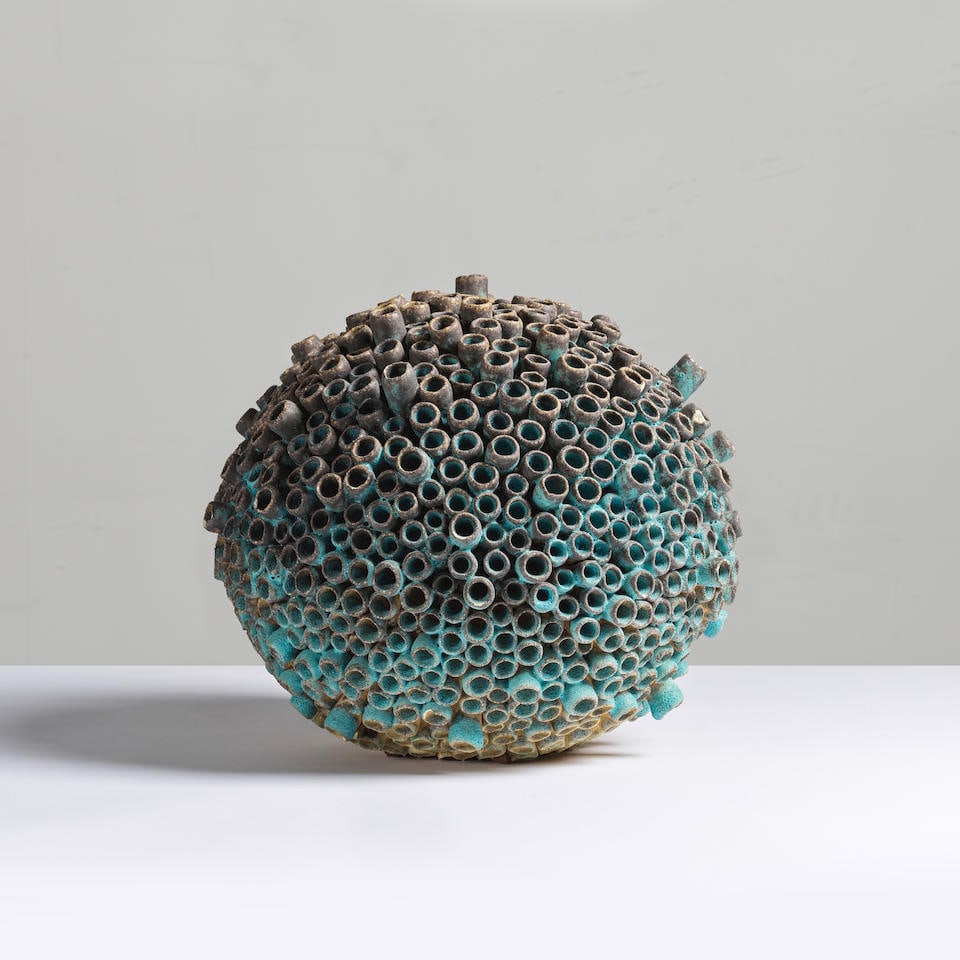 ANTOINETTE FARAGALLAH Sculpture Submarine: ANTOINETTE FARAGALLAH Sculpture Submarine Circa 2020 Terre partiellement émaillée H: 31 cm. (12.1/4 in.); D: 34 cm. (13.3/8 in.) A 'Submarine' sculpture in partially glazed clay by Antoinett