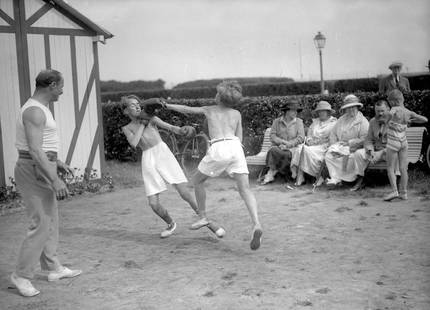 Collections L'Équipe  13 août 1922, Deauville: Collections L'&#201;quipe  13 ao&#251;t 1922, Deauville  L'idole sportive du moment est Georges Carpentier et l'&#233;ducation physique des jeunes passe par la boxe. Dans le d&#233;cor feutr&#233; des