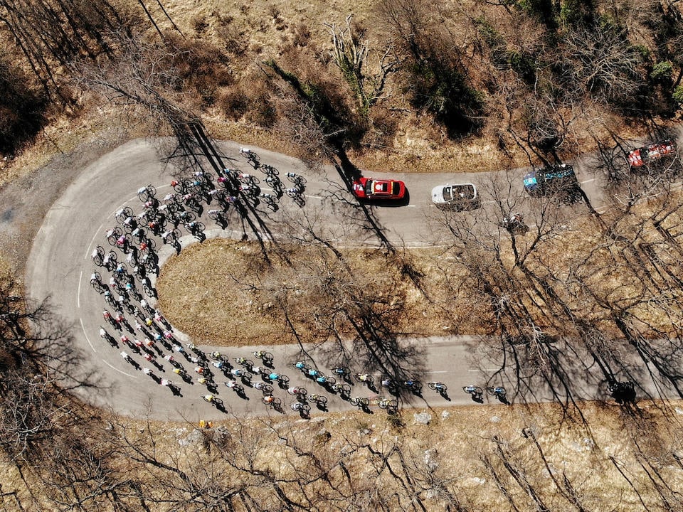 Stéphane MANTEY (1966) / L'Équipe: Stéphane MANTEY (1966) / L'Équipe 16 mars 2019, route de Coursegoules. Lors de la 7e étape de Paris-Nice, le peloton serpente dans les lacets du col de Vence, près de Coursegoules