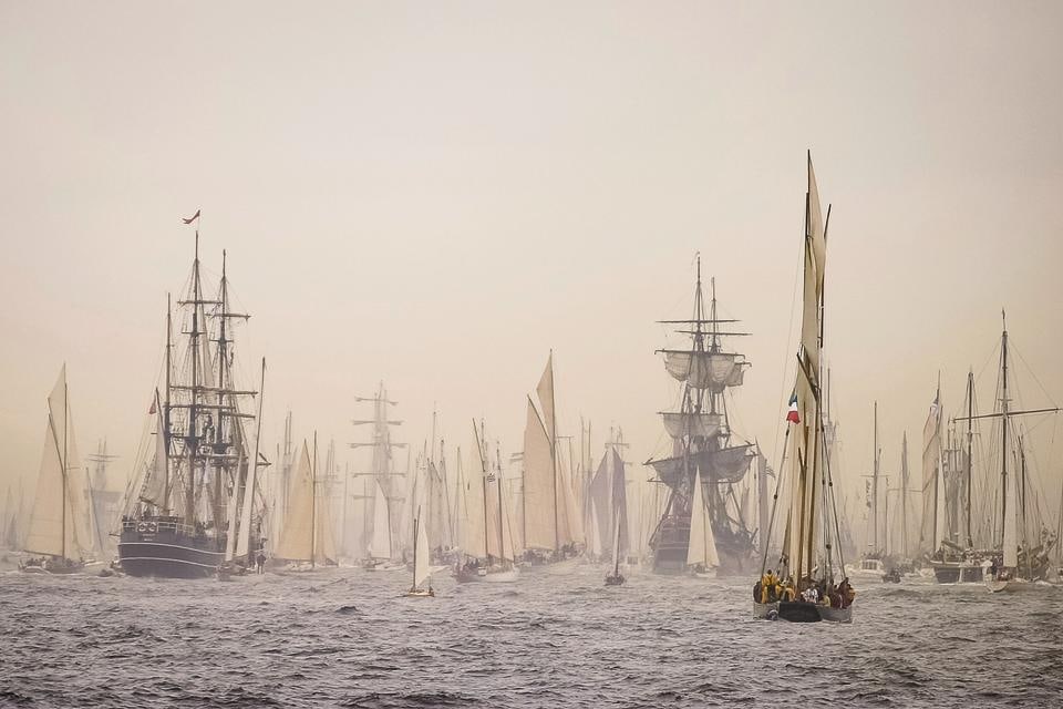 Philippe PETIT (1967) / Paris Match: Philippe PETIT (1967) / Paris Match L'Armada de Brest, 2004. Brest Armada, 2004. Format de l'image en cm : 30 x 45 / Format fini en cm : 30 x 45 Print format in inch: 11,81 x 17,72 / Full size in inch