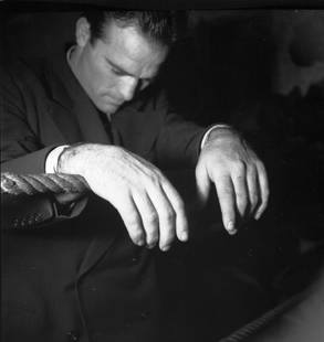 Georges DAMBIER (1925-2011) / Courtesy Galerie Jean-Denis Walter: Georges DAMBIER (1925-2011) / Courtesy Galerie Jean-Denis Walter Portrait de Marcel Cerdan 1948. Marcel Cerdan 1948. Format de l'image en cm : 34,5 x 36 / Format fini en cm : 40 x 50 Print format in i