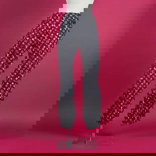 Louis Vuitton, collection Printemps/Eté 2020. Pantalon de jogging Monogram à effet poc...: Louis Vuitton, collection Printemps/Et&#233; 2020. Pantalon de jogging Monogram &#224; effet pochoir. Louis Vuitton, Spring/Summer 2020 collection. Monogram jogging pants with stencil effect. Directeu