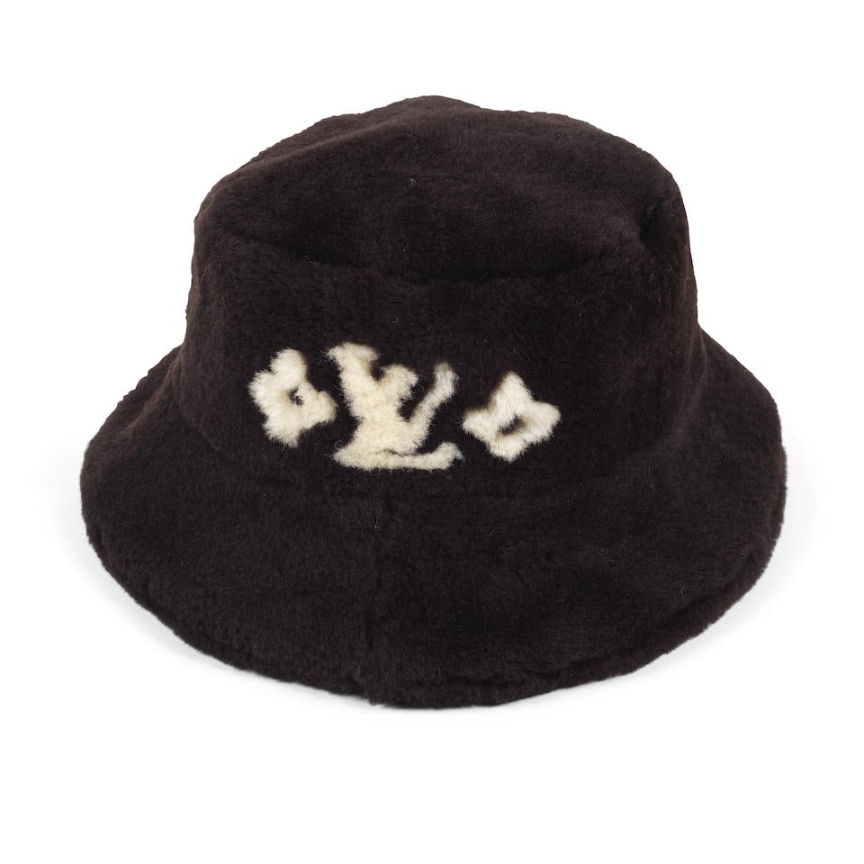 Louis Vuitton. Bob LV Cloud en shearlygram chocolat. Louis Vuitton. LV Cloud bucket hat in choco... (1 of 2)