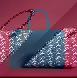 Louis Vuitton, collection Printemps/Eté 2022. Sac Speedy Bandoulière 25 en denim d...: Louis Vuitton, collection Printemps/Et&#233; 2022. Sac Speedy Bandouli&#232;re 25 en denim d&#233;lav&#233; bleu.. Louis Vuitton, Spring/Summer 2022 collection. Speedy Bandouli&#232;re 25 bag in blue