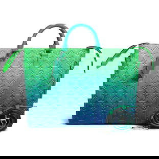 Louis Vuitton, collection Printemps/Eté 2022 Menswear. Sac Keepall Tote en veau Taurillon M...: Louis Vuitton, collection Printemps/Et&#233; 2022 Menswear. Sac Keepall Tote en veau Taurillon Monogram Illusion vert, bleu. Louis Vuitton, Spring/Summer 2022 Menswear collection. Keepall Tote bag in