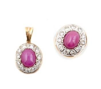 A SET OF SYNTHETIC STAR RUBY AND DIAMOND JEWELRY: A SET OF SYNTHETIC STAR RUBY AND DIAMOND JEWELRY • Pendant: 12k gold, Ring: base metal • 2 synthetic cabochon star rubies • Numerous round diamonds weighing approximately 3.00 carats