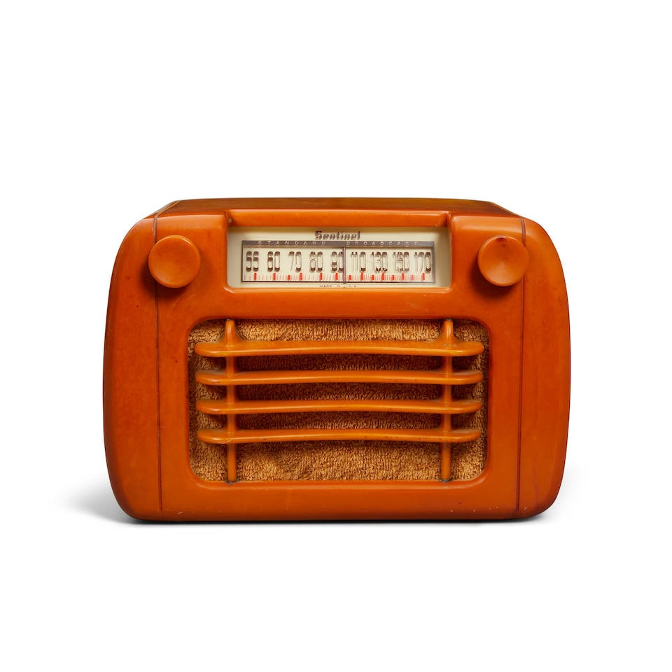 Sentinel 284 NI Radio1945butterscotch catalinheight 7 1/4in (18.5cm); width 10 1/4in (26cm); de...: Sentinel 284 NI Radio 1945 butterscotch catalin height 7 1/4in (18.5cm); width 10 1/4in (26cm); depth 6 3/4in (17cm) Lot to be sold without reserve. This lot is subject to the following lot symbols: &