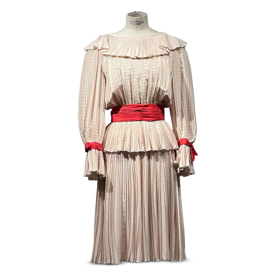 Guy LAROCHE, collection Haute Couture, circa 1977/1978. Robe en soie écrue à pois rouge.: Guy LAROCHE, collection Haute Couture, circa 1977/1978. Robe en soie écrue à pois rouge. A plissé permanent, encolure ronde à collerette, manches longues à poignets resserr