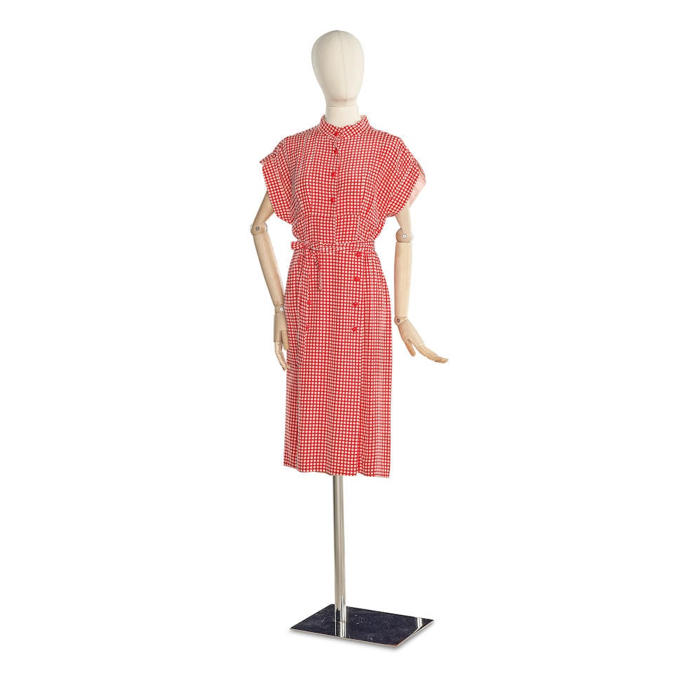 CHLOE, collection Prêt à Porter, circa 1975. Robe en soie à carreaux blancs et ro...: CHLOE, collection Prêt à Porter, circa 1975. Robe en soie à carreaux blancs et rouges. Directeur artistique: Karl Lagerfeld Encolure ronde soulignée d'un biais, emmanchure marteau,