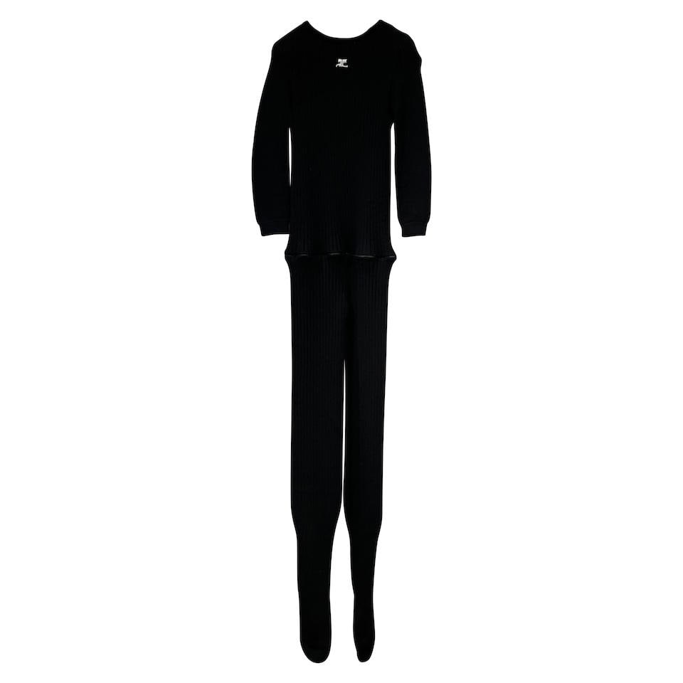 COURREGES, collection Prêt à Porter, circa 1975/1978. Combinaison pantalon en lainage ...: COURREGES, collection Prêt à Porter, circa 1975/1978. Combinaison pantalon en lainage noir. Création: André Courrèges A effet de cottes, encolure ronde, manches longues, panta