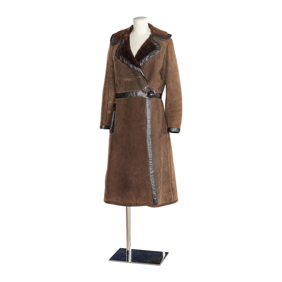 PIERRE CARDIN CREATION, collection Prêt à Porter, circa 1968/1970. Manteau long en mou...: PIERRE CARDIN CREATION, collection Prêt à Porter, circa 1968/1970. Manteau long en mouton retourné chocolat gansé de cuir. Grand col châle cranté, fermeture de côt&#
