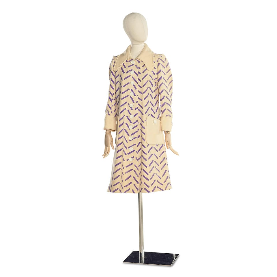 COURREGES, collection Prêt à Porter, circa 1969/1971. Manteau en toile de laine é...: COURREGES, collection Prêt à Porter, circa 1969/1971. Manteau en toile de laine écrue impression violette. Création: André Courrèges De forme légèrement év